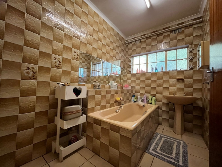 5 Bedroom Property for Sale in Protea Park North West